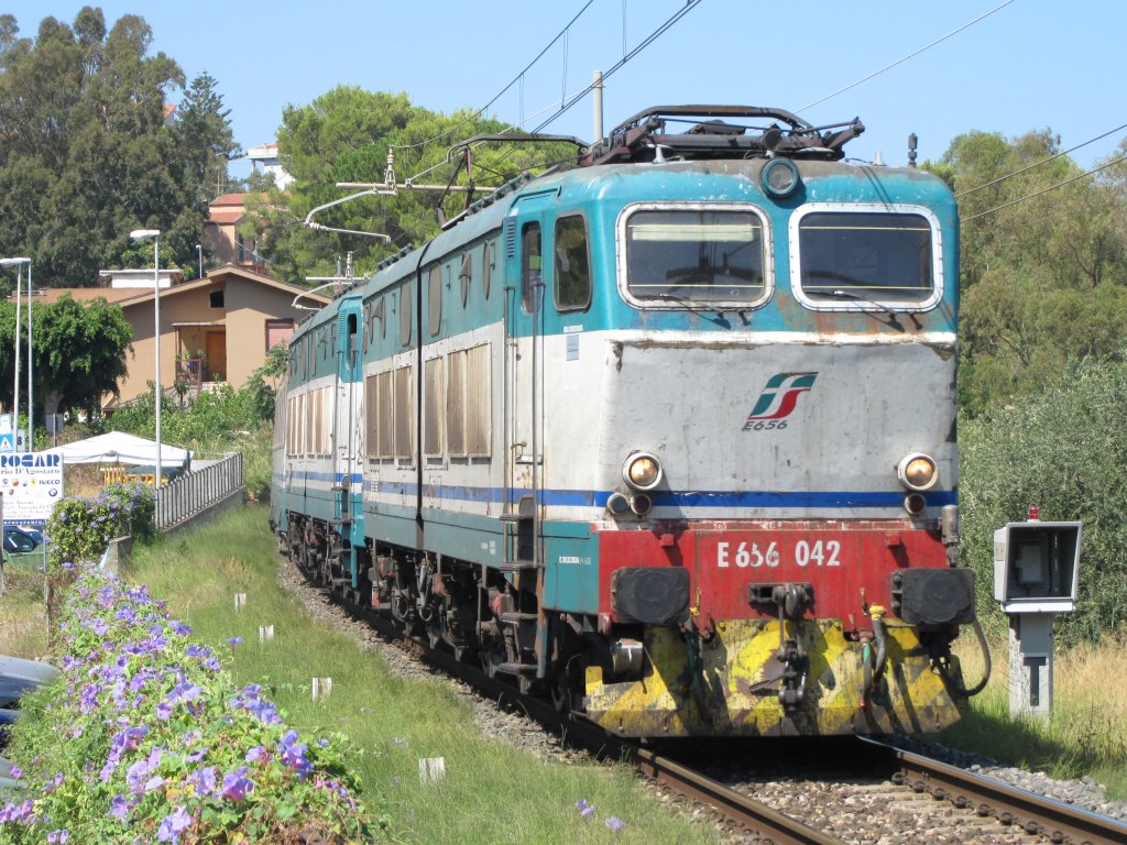 7.8.2011 11:11 FS E656-042 sowie eine weitere Lok vom Typ E656 mit einem InterCity aus Palermo Centrale nach Messina Centrale kurz vor dem Bahnhof Cefalu.