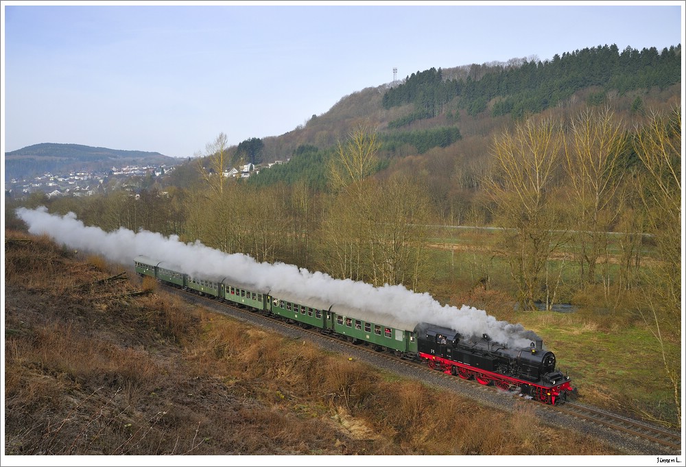 78.468 mit ihrem Sonderzug auf dem Weg von Trier nach Gerolstein, hier bei Birresbom, 2.4.2010.