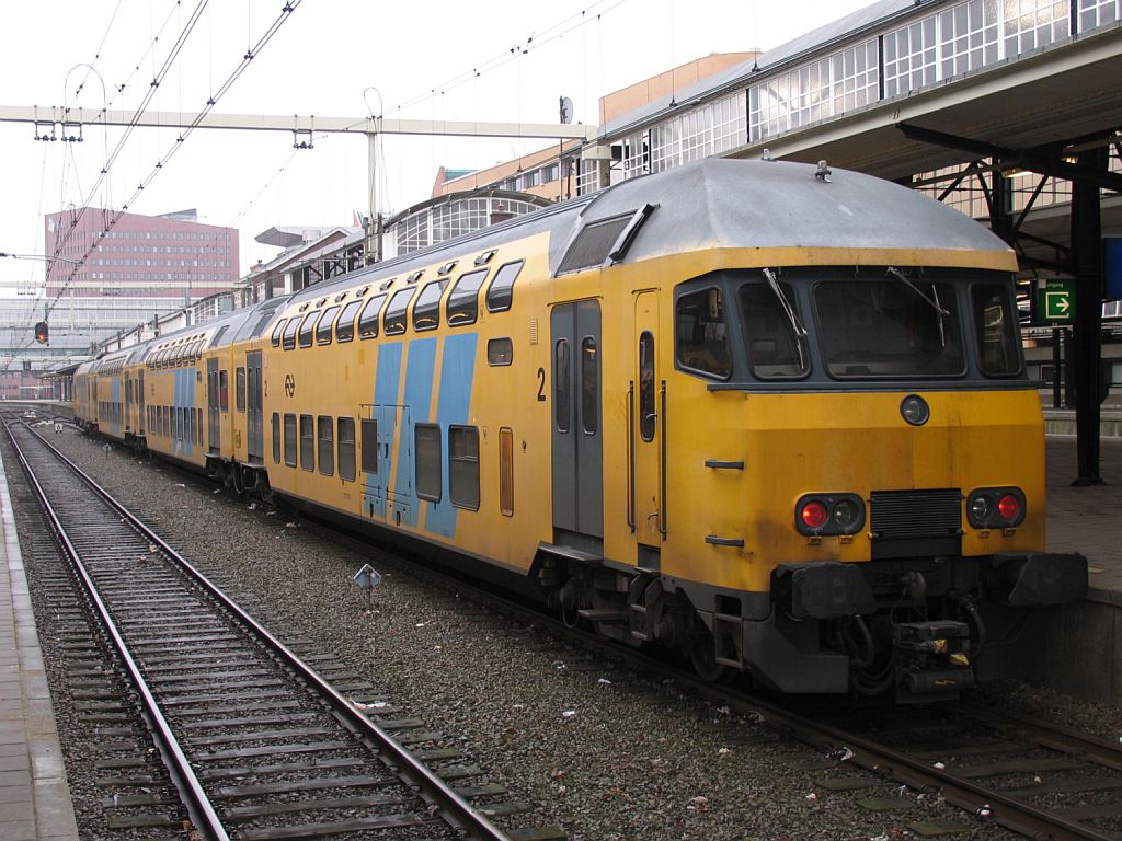 7847 mit Regionalzug 5633 Utrecht XS-Zwolle auf Bahnhof Amersfoort am 11-6-2010.