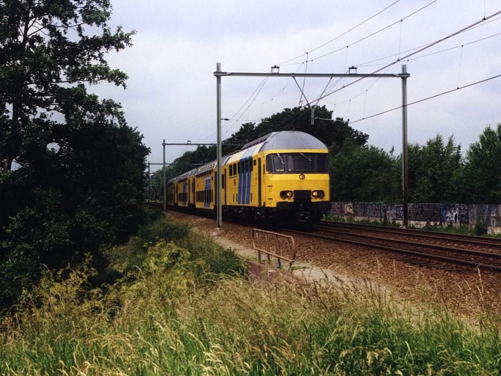 7849 mit Regionalzug 5845 Amsterdam CS-Amersfoort bei Baarn am 12-6-1999. Bild und scan: Date Jan de Vries.