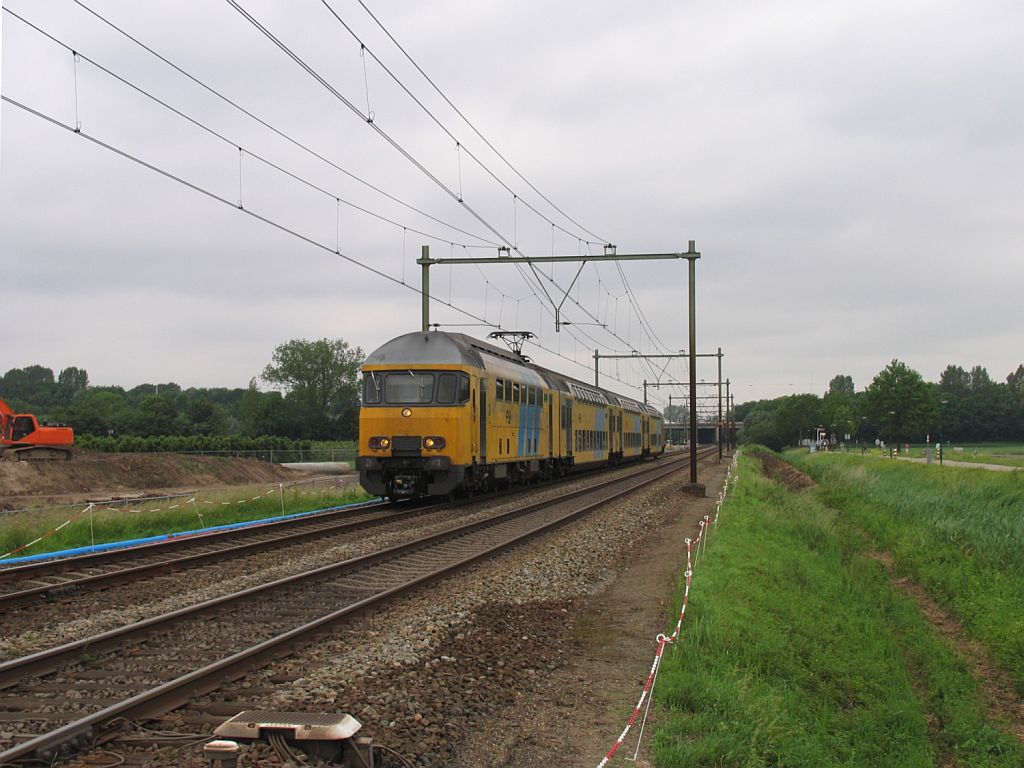 7854 mit Regionalzug 6035 Utrecht CS-Tiel bei Houten am 11-6-2010.