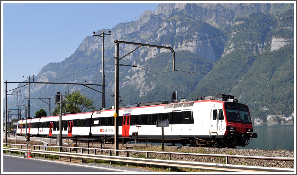 7861 verlsst die Haltestelle Mols. (20.08.2012)