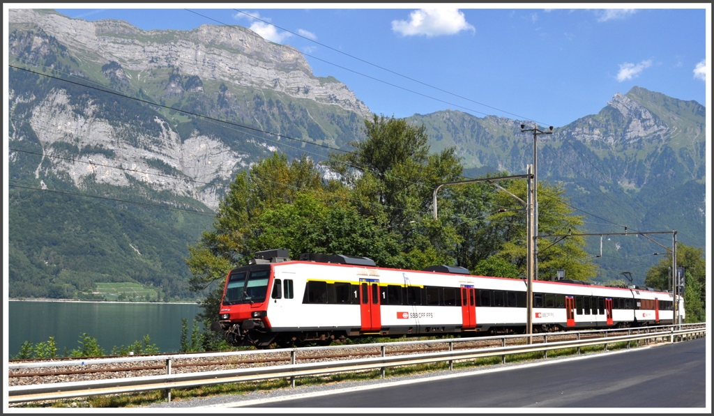 7861 zwischen Mols und Walenstadt. Dank der grossen momentanen Hitze ist der ansosnten kalte Walensee so warm wie der Zrichsee. (20.08.2012)