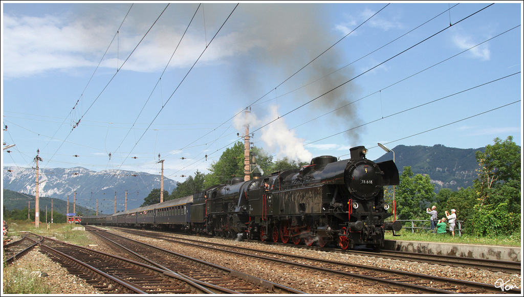 78.618 & 33.132 ziehen den IGE Sdz 17205 von Wien S�d-Ostseite �ber den Semmering nach M�rzzuschlag, hier zu sehen bei einer Scheinanfahrt in Eichberg. 
23.8.2012

