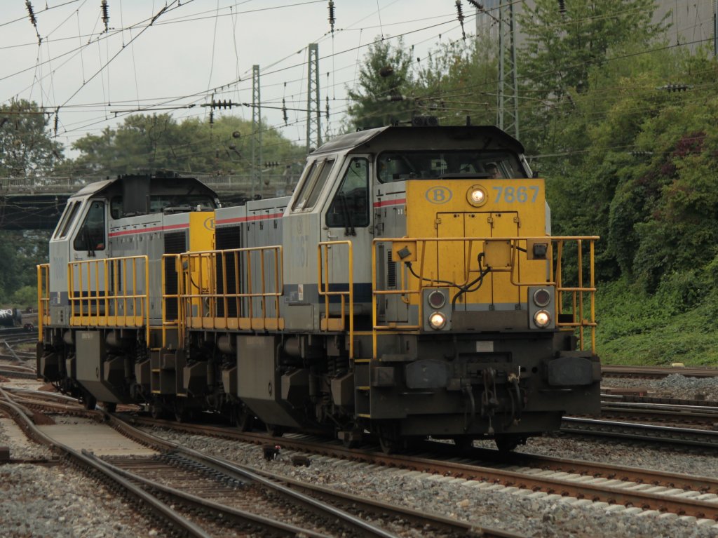 7867 und 7868 rangieren am 26.07.2011 in Aachen West an einen Containerzug, den die beiden Lok`s ber die Montzenroute nach Belgien schleppen men.
