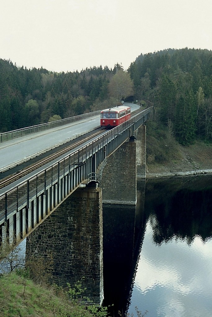 795 240 + 995 019 auf Sonderfahrt des DDM auf der Wetterabr�cke am 04.05.1991. (KB-Dia)