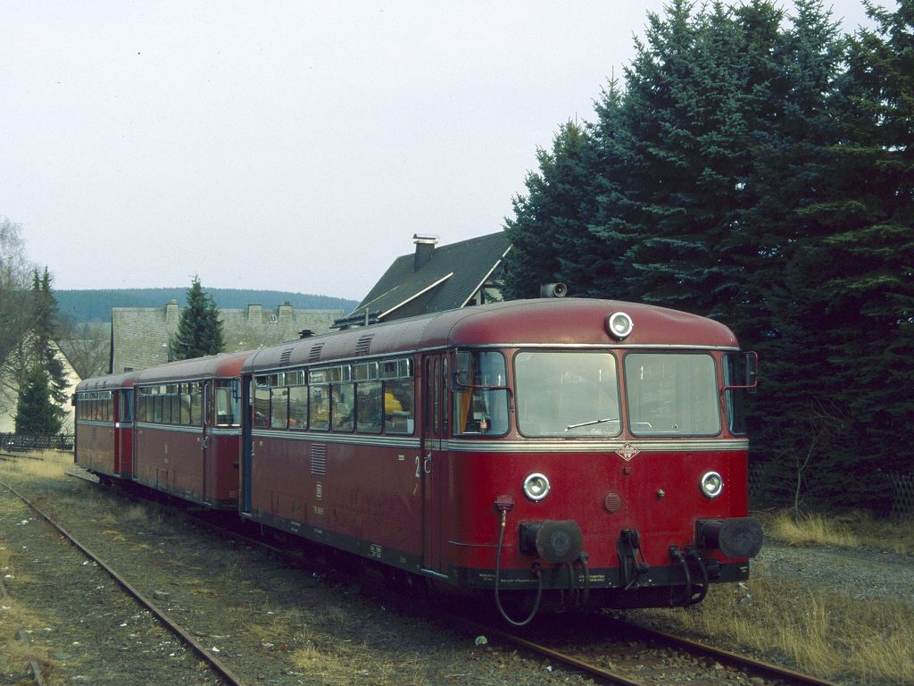 796 690, 996 299 und 796 802 waren die letzten Eisenbahnfahrzeuge im Schmallenberger Bahnhof, aufgenommen am 08. Februar 1998.