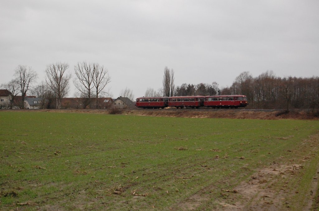 796 802 + 996 299 + 796 690 hier auf der Benteler Anschlussbahn, hier zwischen Paderborn und Marienloh, 05.02.2011.