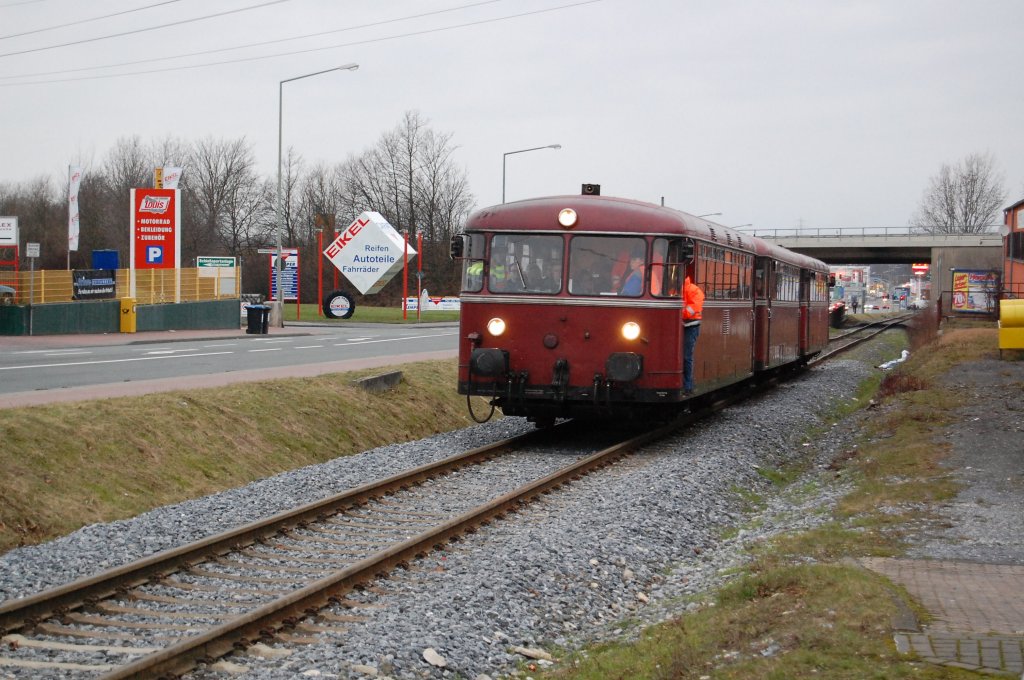 796 802 + 996 299 + 796 690 befuhren am 05.02.2011 im Rahmen einer Sonderfahrt alle Industriegleise in und um Paderborn, hier ist die Schienenbusgarnitur gerade auf dem Industriegleis am Frankfurter Weg auf dem Weg zum Atlas Zementwerk.