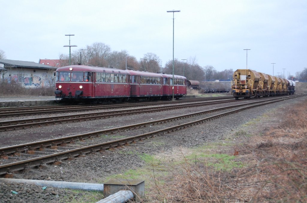 796 802 + 996 299 + 796 690 aus Marienloh kommend, bei der Einfahrt in den Paderborner Nordbahnhof, 05.02.2011.