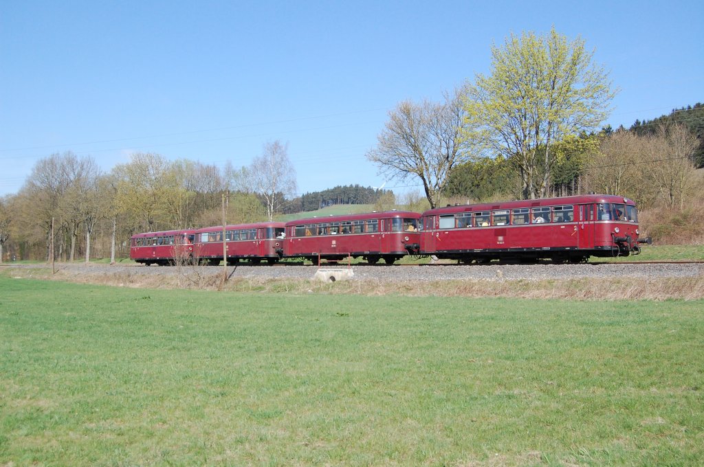 796 802 + 996 309 + 996 299 + 796 690 als Sonderfahrt Dortmund Hbf - Lippstadt - Belecke - R�then - Belecke - Warstein Brauerei, hier zwischen Belecke und R�then, 09.04.2011.