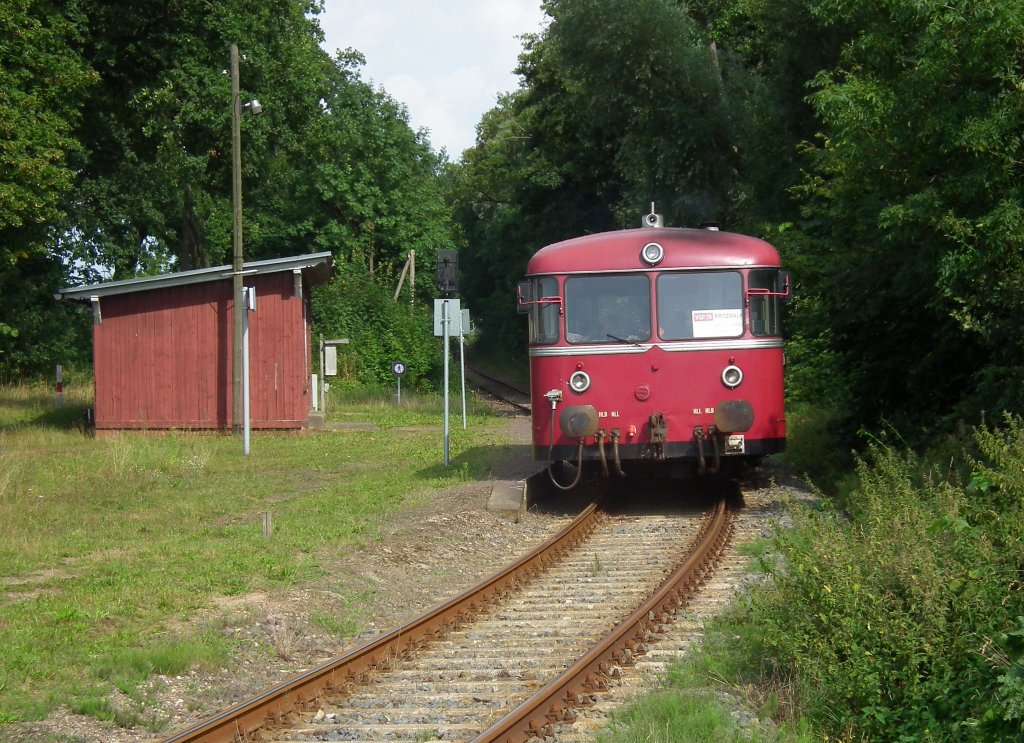 798 610 der 'Deutschen Eisenbahnromantik' (ex PEG T2) am 17.08.2012 auf einer Planfahrt von Putlitz nach Pritzwalk im Hp 'Kuhbier'.