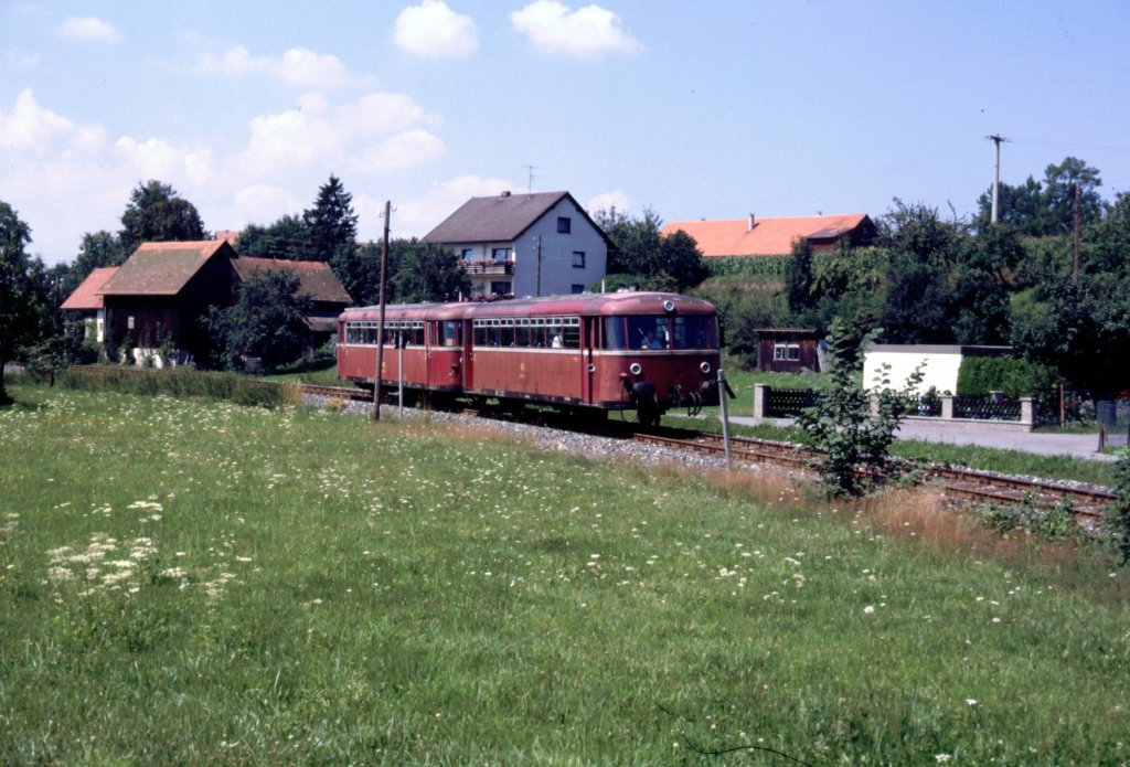 798 641-7 Mengersreuth Juli 1988. Auf schadhafter Strecke mit Geschwindigkeits-einschrnkungen lief der Verkehr Bayreuth-Warmensteinach. Im Schlerverkehr wurden zustzliche 998er beigestellt. Ein Jahr spter fuhren hier V100 mit einem Silberling.