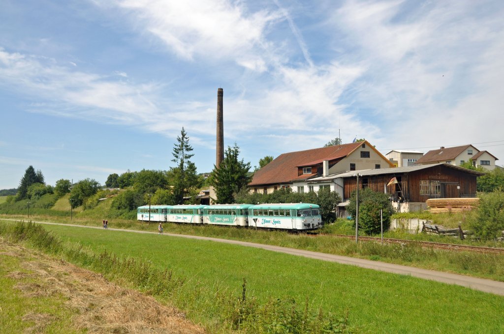798 652 alias Ulmer Spatz ist auf der Schwbischen Alb-Bahn in Richtung Mnsingen unterwegs.Aufgenommen am 12.8.2012 bei Kohlstetten,im Hintergrund das fast 100 jhrige Sgewerk von Kohlstetten.