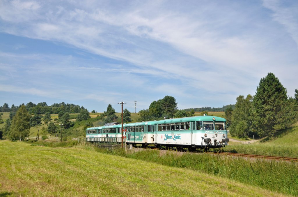 798 652 alias Ulmer Spatz mit 3 Beiwagen im Sonntglichen Ausflugsverkehr zwischen Mnsingen und Engstingen.Bild entstand bei Mnsingen am 12.8.2012