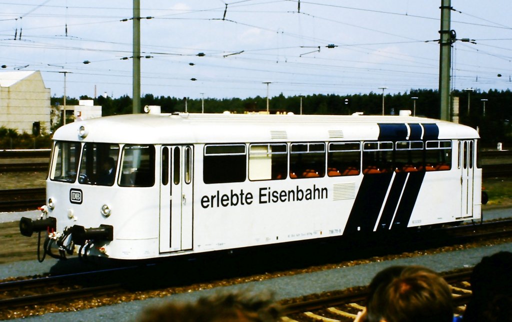 798 711-8 mit Sonderlackierung auf der Fahrzeugparade  Vom Adler bis in die Gegenwart , die im September 1985 an mehreren Wochenenden in Nrnberg-Langwasser zum 150jhrigen Jubilum der Eisenbahn in Deutschland stattgefunden hat.