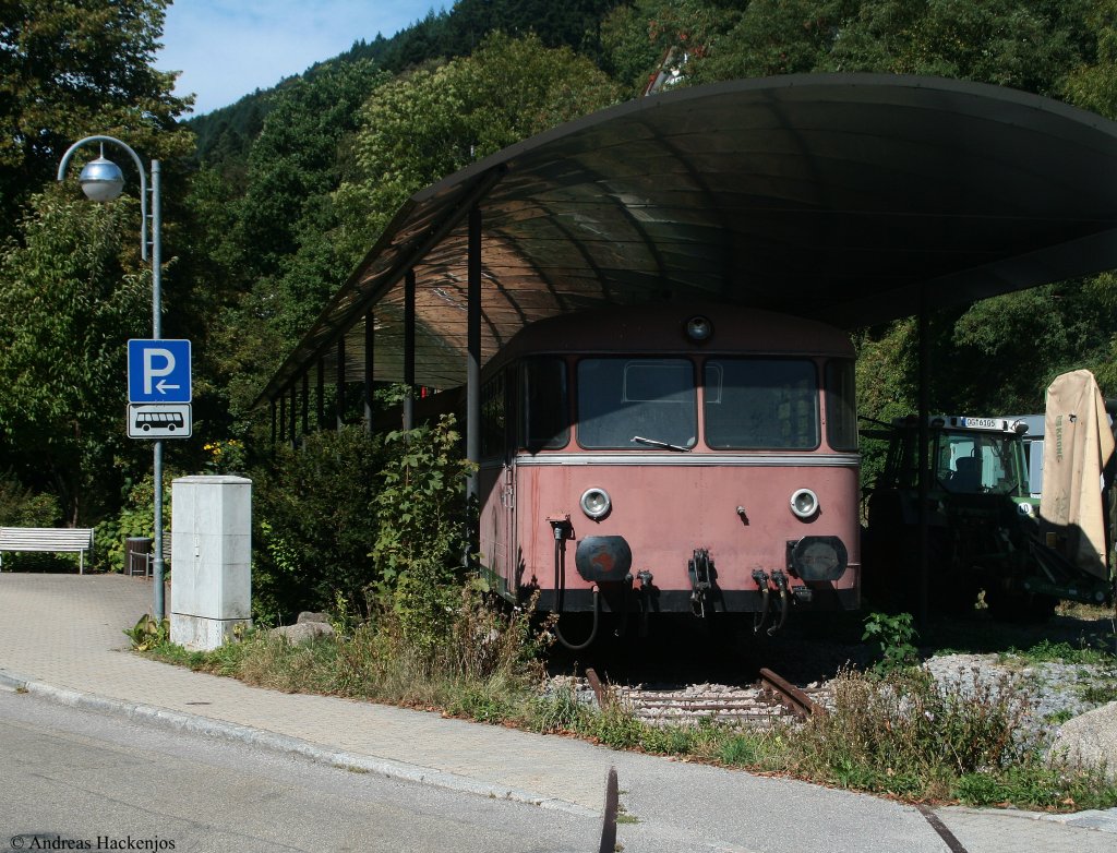 798 726-6 mit 996 297-8 und 996 742-3 stehen in Schiltach als Denkmal fr die Strecke Schiltach-Schramberg 9.9.09. Im Moment haben sie ihren Platz verlassen und werden  Optisch aufgearbeitet, sie wurden damals einfach so wie sie waren (mit DB AG Keks) hingestellt und sollen nun ein etwas historisches Aussehen erhalten.