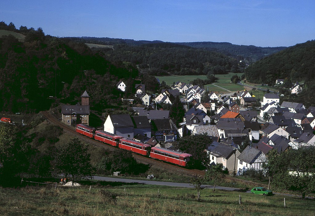 798 726 u.a. als N 7261 bei Übernthal, 04.10.1989. Die ehemalige KBS 624 (bis 1992 KBS 368) Herborn - Niederwalgern wurde 2001 im Personenverkehr eingestellt.