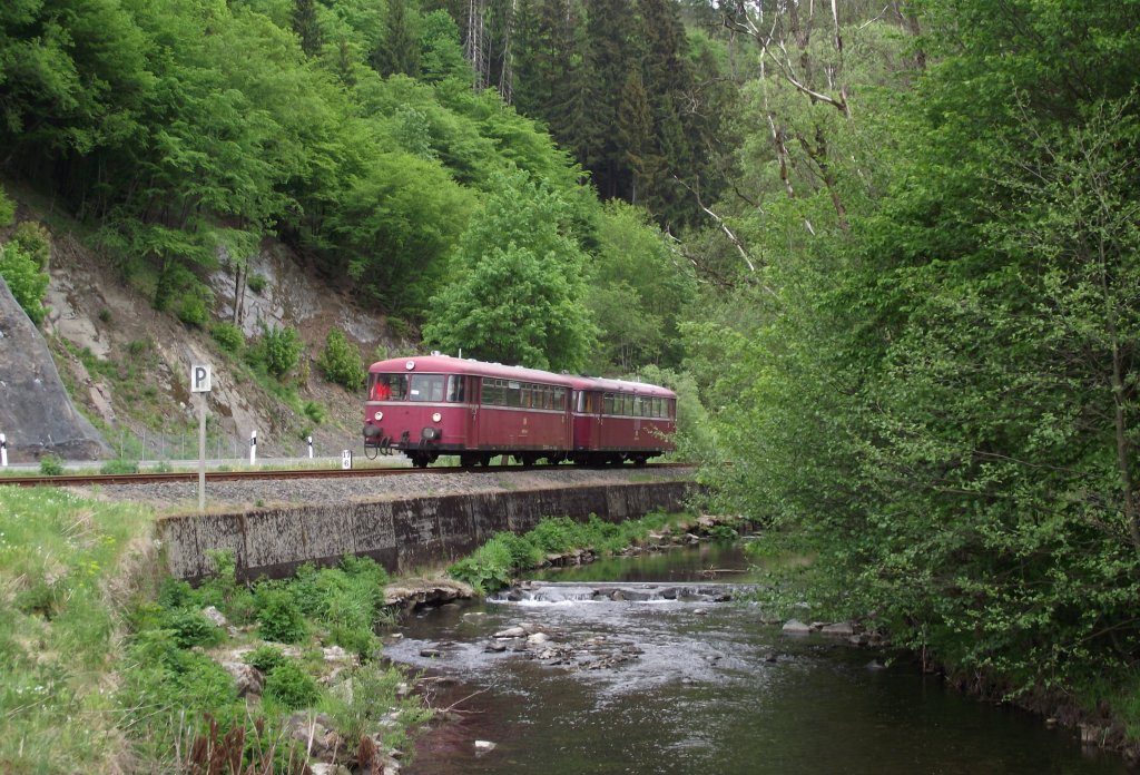 798 731-6 und 998 744-2 der EFR sind am 15. Mai 2011 als N 8776 auf der Rodachtalbahn bei Rieblich Richtung Kronach unterwegs. Im Vordergrund ist die Rodach zu sehen, der Fluss von dem die Strecke ihren Namen hat.