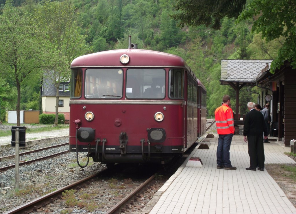 798 731-6 und 998 744-2 der EFR stehen am 15. Mai 2011 als N 8777 auf Gleis 1 im Bahnhof Drrenwaid.