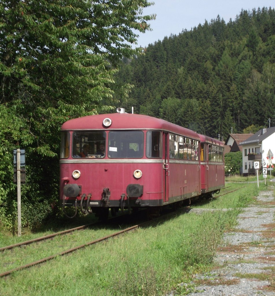 798 731-6 und 998 744-2 der EFR durchfahren am 4. September 2011 als N 8776 die Gemeinde Steinwiesen Richtung Kronach. 