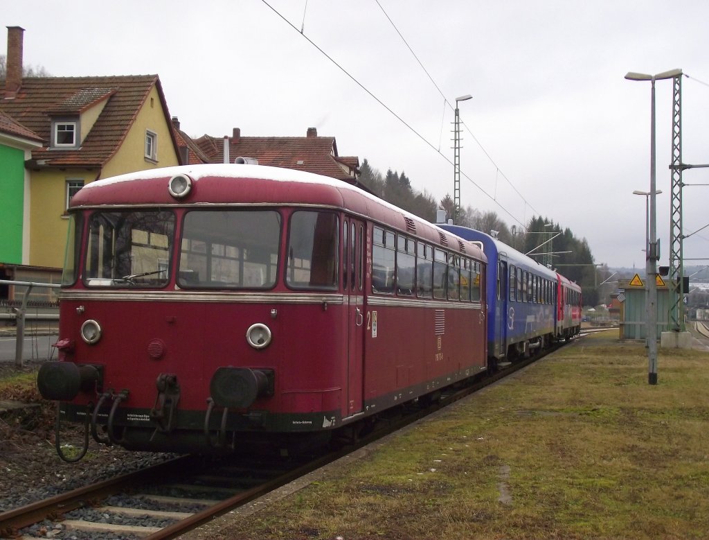 798 731-6 der EFR steht am 19. Dezember 2011 zusammen mit dem VT 626 043 der Mandaubahn und dem VT 626 982-2 der Kahlgrundbahn zur Fahrt nach Zittau auf Gleis 5 in Kronach abgestellt.