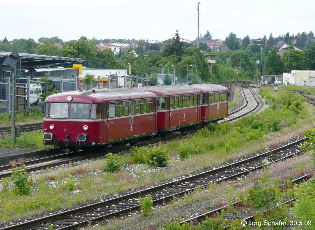 798 776 der Passauer Eisenbahnfreunde f�hrt am 30.5.09 in Amberg auf Gleis 3 ein. (Blick nach Westen)

