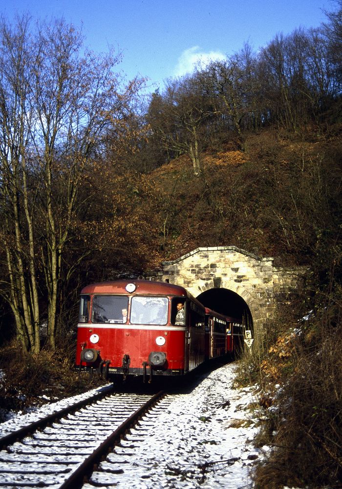 798 823-1 + 998 184-6 + 998 859-3 am Dodenauer Tunnel am 05.12.1992 im Rahmen der Sonderfahrt  Abschied von der Edertalbahn 