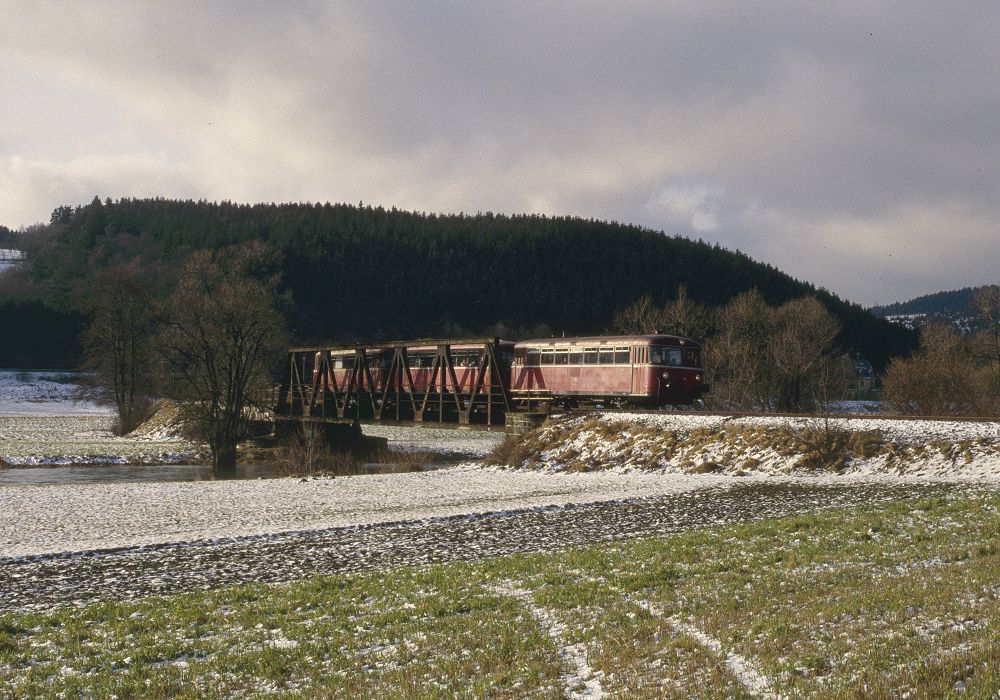 798 823-1 + 998 184-6 + 998 859-3 berqueren die Eder bei Holzhausen im Rahmen der Sonderfahrt  Abschied von der Edertalbahn  am 05.12.1992