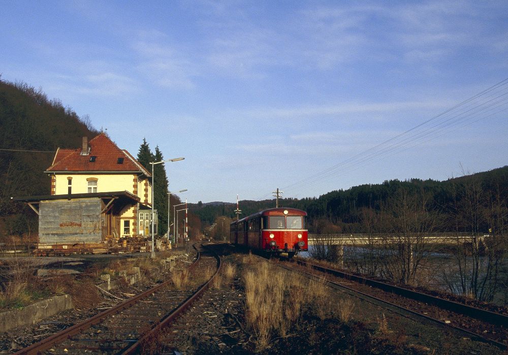 798 823-1 + 998 184-6 + 998 859-3 anlsslich der Sonderfahrt  Abschied von der Edertalbahn  am 05.12.1992 in Ederbringhausen.