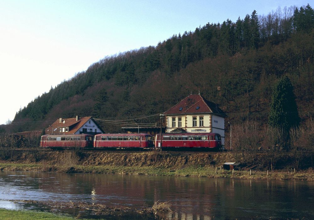 798 823-1 + 998 184-6 + 998 859-3 anlsslich der Sonderfahrt  Abschied von der Edertalbahn  am 05.12.1992 in Ederbringhausen von der andren Ederseite aus gesehen.