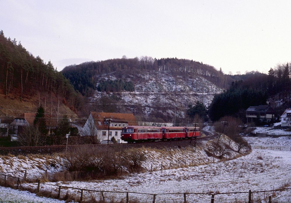 798 823-1 + 998 184-6 + 998 859-3 anlsslich der Sonderfahrt  Abschied von der Edertalbahn  am 05.12.1992 bei Thalitter.
