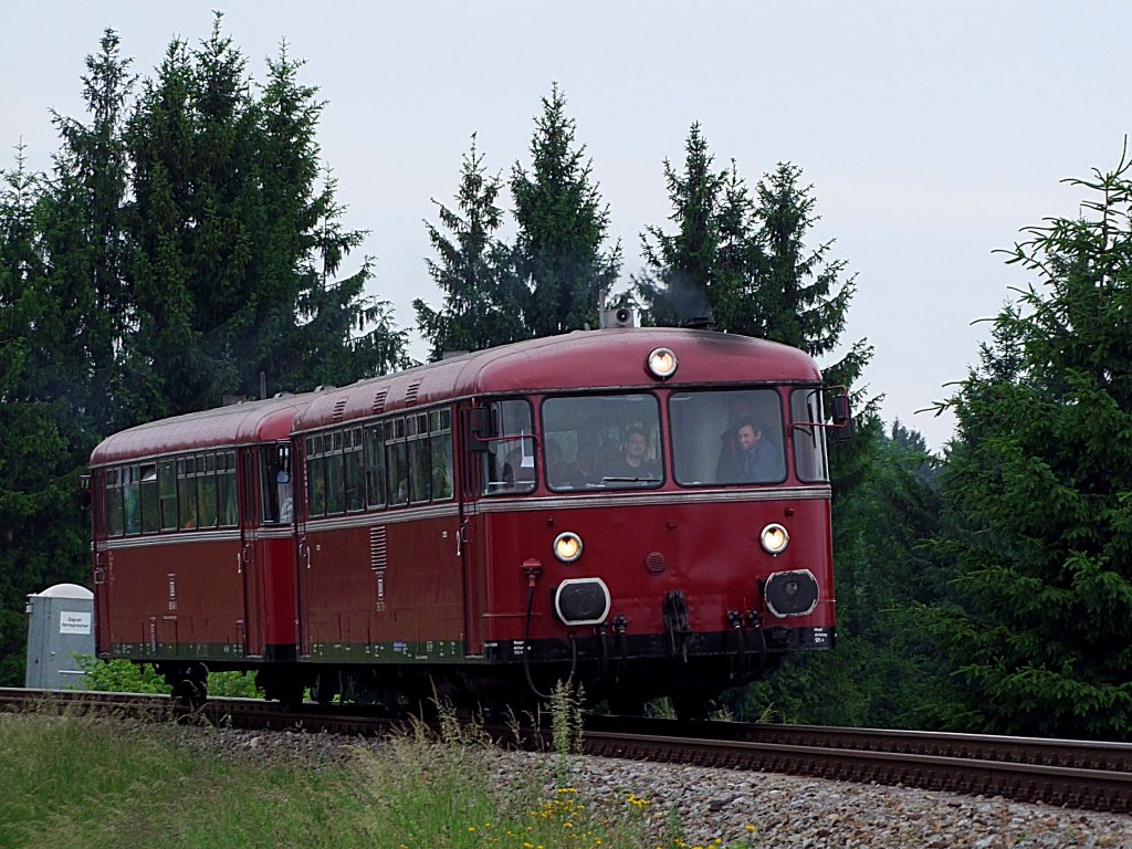 798776-1 u.998840-3 der PEF(Passauer Eisenbahnfreunde) fhrt bei trben Wetter  auf der Hausruckstrecke seinem Ziel Bad-Ischl entgegen;110602