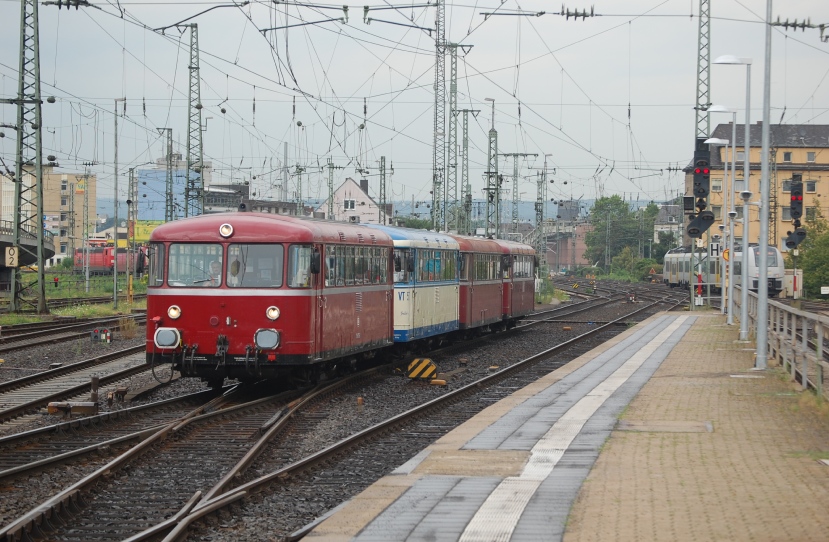 799 752 + VT 57 + 998 800 am 02.08.2010 durch Koblenz Hbf. Der Zug war unterwegs zu einer Sonderfahrt im Westerwald