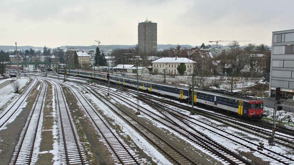 8-teiliger Doppel RBe Pendel als Ersatz IR 2121 bei Einfahrt in Konstanz DB. Dieser Ersatzpendel verkehrte Zrich-Konstanz-Biel-Zrich. Vorne im Bild ist der RBe 540 012-2, 24.01.2013.