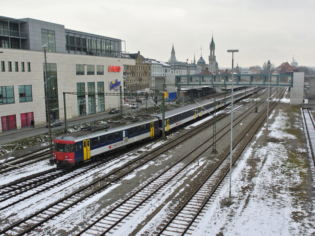 8-teiliger Doppel RBe Pendel als Ersatz IR 2121 bei Einfahrt in Konstanz DB. Am Zugschluss ist der RBe 540 045-2, 24.01.2013.

