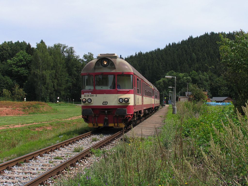 80-29 204-2/854 020-5 mit Sp 1868 Trutnov Hlavn Ndra-Kolin auf Bahnhof Vlčice am 12-8-2011.