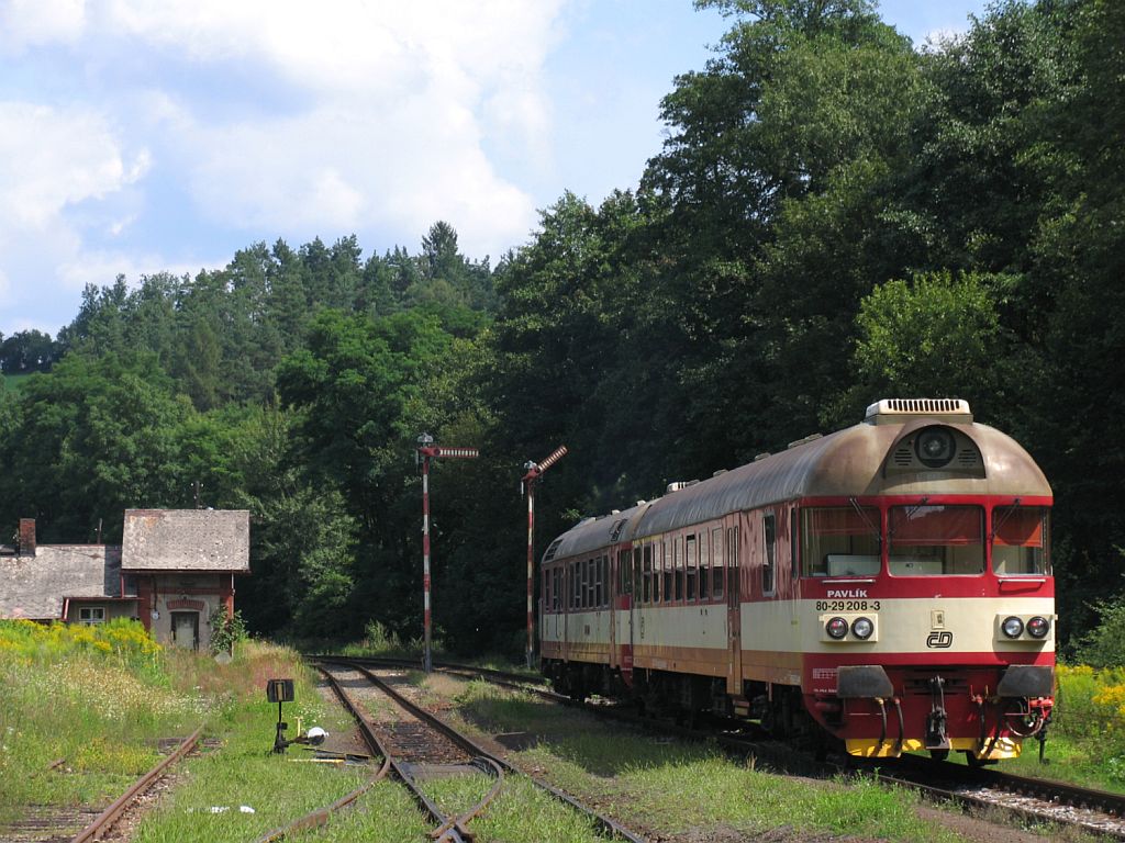 80-29 208-3/854 210-2 mit Sp 1865 Kolin-Trutnov Hlavn Ndra auf Bahnhof Pilnikov am 3-8-2011.