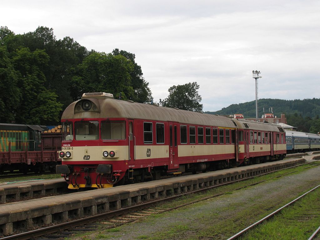 80-29 208-3/854 210-2 mit Sp 1872 Trutnov Hlavn Ndra-Kolin auf Bahnhof Trutnov Hlavn Ndra am 1-8-2011.