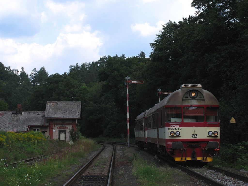 80-29 208-3/854 210-2 mit Sp 1868 Trutnov Hlavn Ndra-Kolin auf Bahnhof Pilnikov am 3-8-2011.