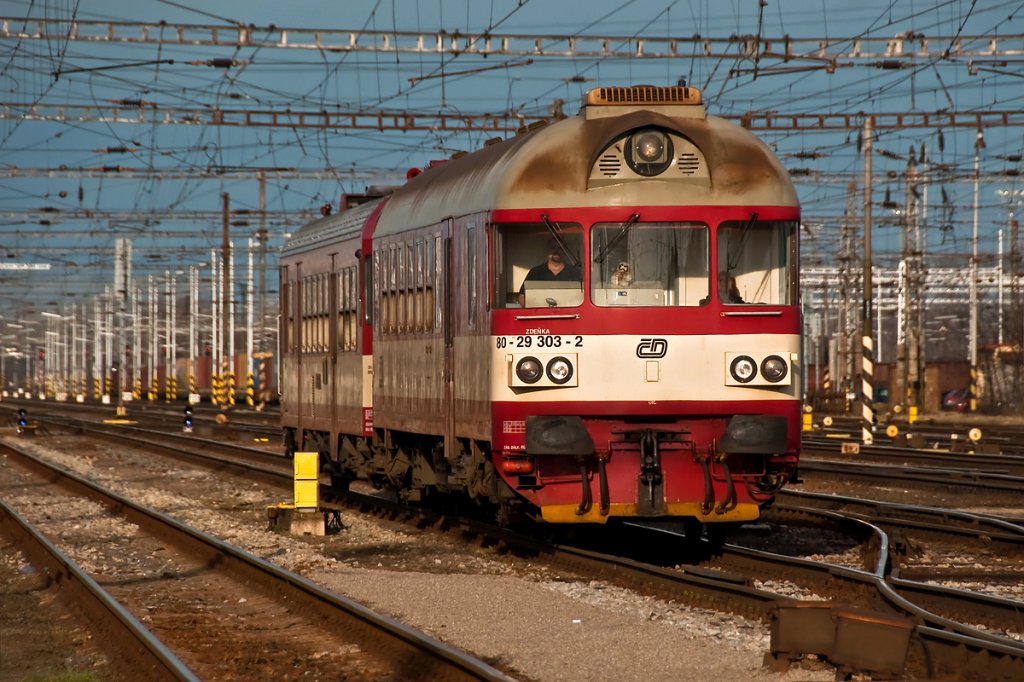80-29 303-2  Zdenka  bei der Einfahrt in den Bahnhof in Breclav, am 05.02.2011.