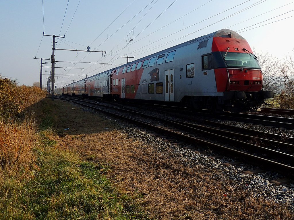 80 33 001-7 (geschoben von 1144054) als REX7614 in der Nhe von Bruck/Leitha; 121114
