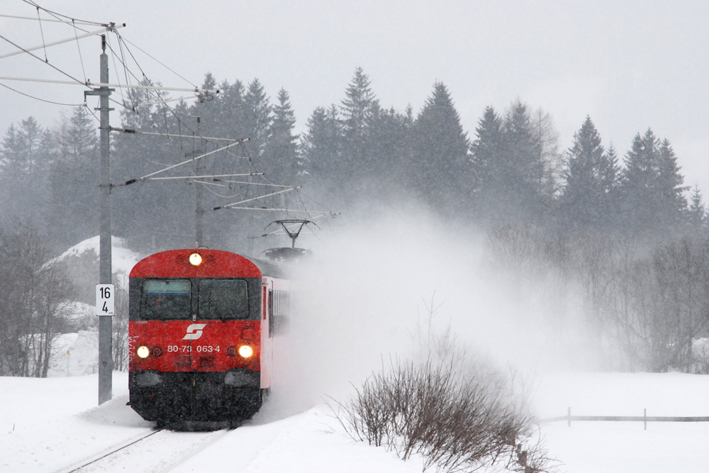 80-73 063 (geschoben von 1144 023) erreicht am verschneiten 06.02.2012 mit REX 3420 die Haltestelle Bad Mitterndorf-Heilbrunn.