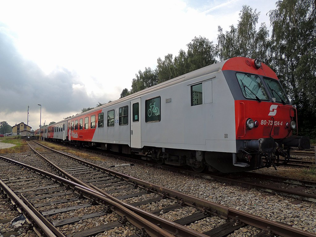 80 73 124-4 samt dazugehriger Garnitur ist aufgrund einer Streckensperre am Rieder Bahnhof abgestellt; 120623