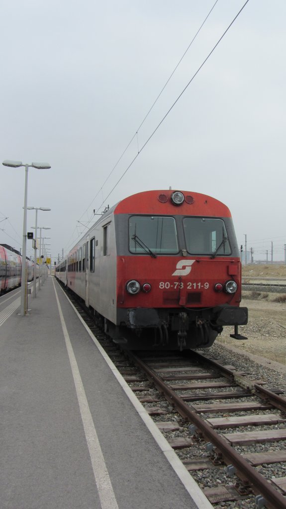 80 73 211 steht am 6.4.2012 auf dem letzten Gleis in Wien Sdbahnhof (Ostbahn) und wartet auf den nchsten REX-Einsatz. Gezogen hat eine 1144.