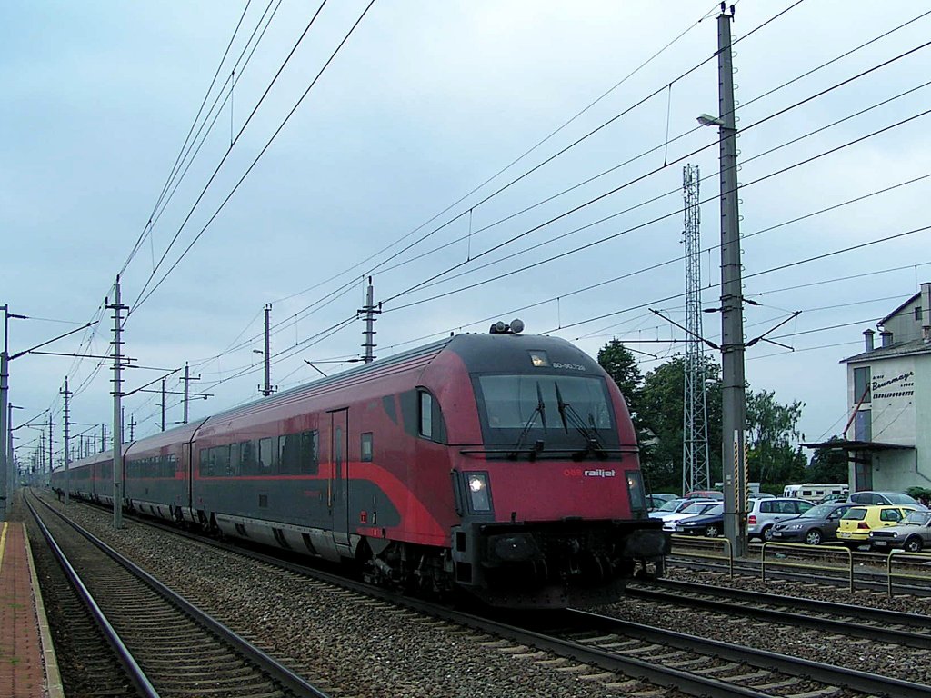 80 90 728 rast als RJ561 durch den Bahnhof von Marchtrenk;110704