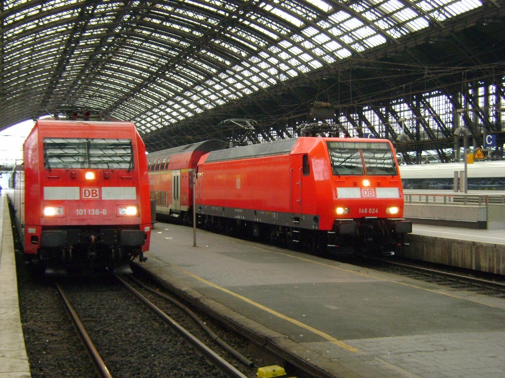 8.07.2012, Koeln Hbf, 146 024 (rechts) mit RE und 101 138-6