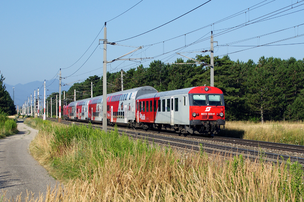 8073 000 fhrt mit R2218 als  Kamelbuckel  von Payerbach-Reichenau nach Wien Floridsdorf. Neunkirchen/N, 21.07.2010