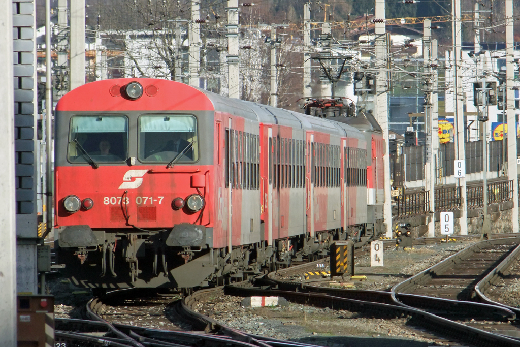 8073 071-7 mit Schublok 1144 268 bei der Einfahrt in Salzburg 16.1.2011