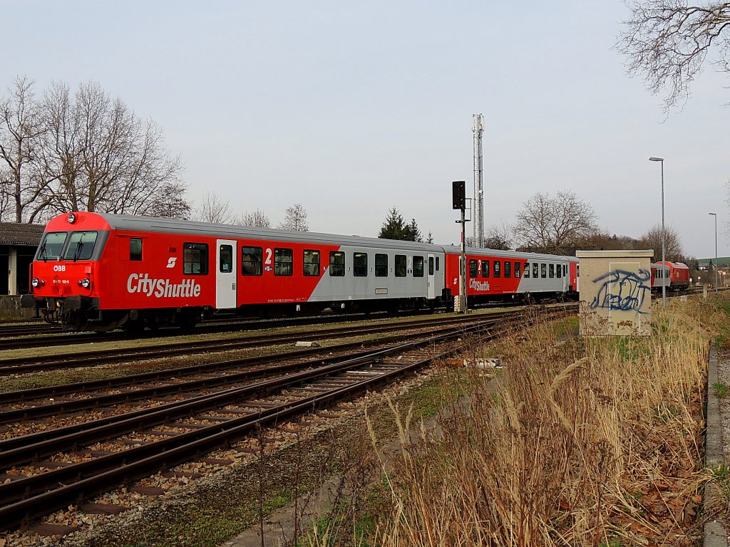 8073 103-8 erreicht mit REX5988 die Rieder Osteinfahrt, als Schublok ist 2016 078-6 eingesetzt; 130416